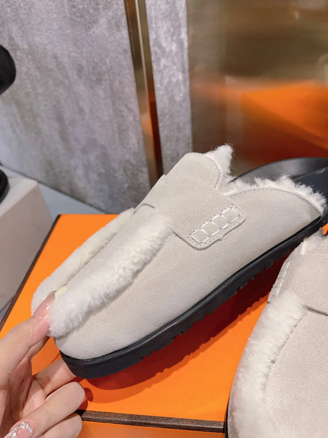 [H Family Hermès] P: 520💰 Size: Male 39-44 (45 customized) Female 35-40 (41 customized) HERMES Hermès top luxury version HERMES Hermès cute half-drag.  Jindian’s family language design! It looks good no matter how you match it! Casual and high-end feeling. The comfort is also great. Paired with various colorful socks, it gives a trendy and high-end feeling. The top version of real wool is high quality. ●Upper: imported cow suede. ●Inner: imported sheepskin. ●Foot pads: imported mixed sheepskin.